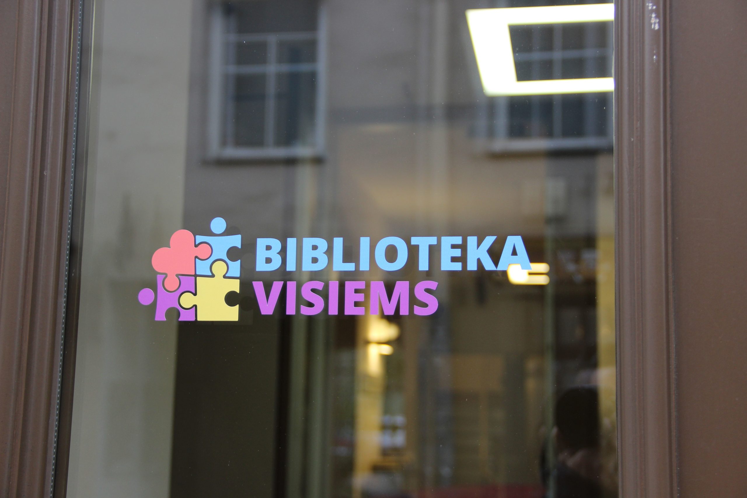 Biblioteka visiems logotipas ant lango